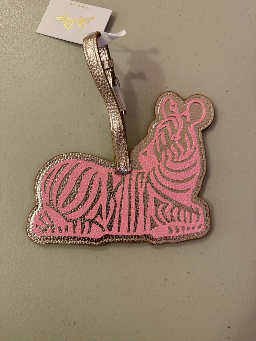 Lilly Pulitzer Zebra Shaped Luggage Tag in ‘Conch Shell Punk Zee Bebe’ - *NWT* - Picture 6 of 8